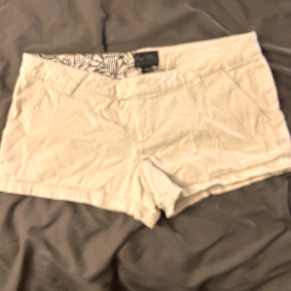 Volcum size 9 off white short shorts